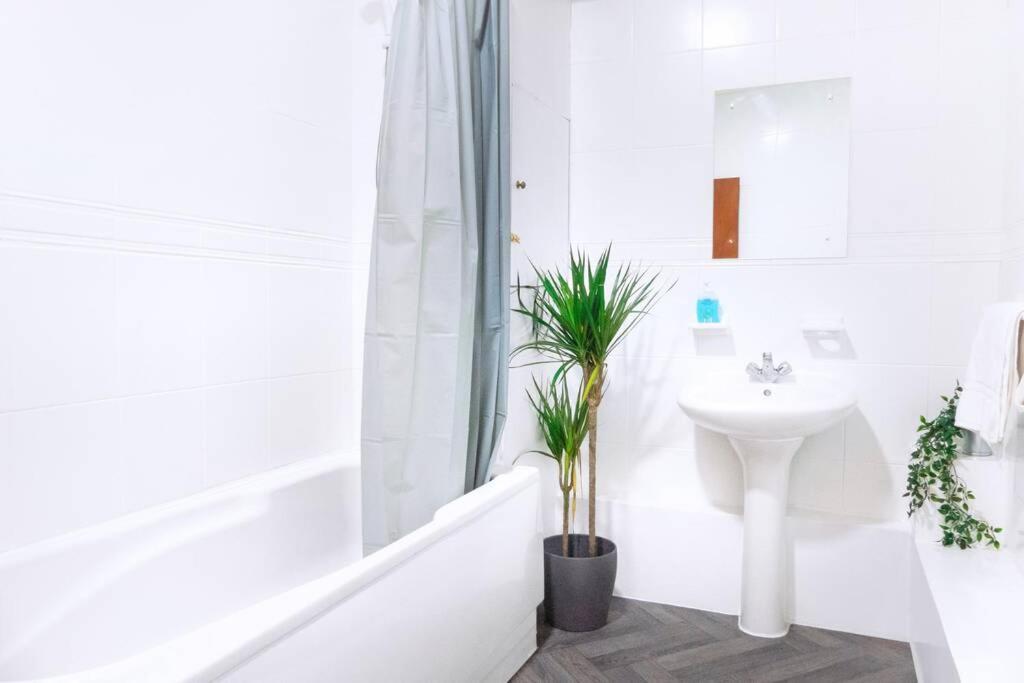 Apartment Up To 9 Close To Centre, Big Tv And Wifi Cardiff Eksteriør bilde